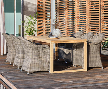 Fa kerti asztal és szürke kerti székek egy teraszon