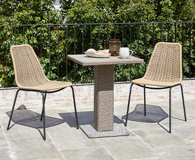 Natúr kávézó asztal két natúr kerti székkel egy teraszon
