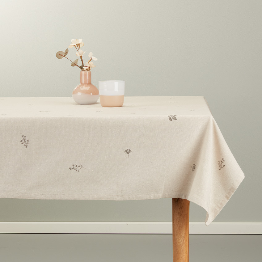 Asztalterítő bézs színű, lenvászon hatású textíliából rózsaszín és fehér bögrével és vázával