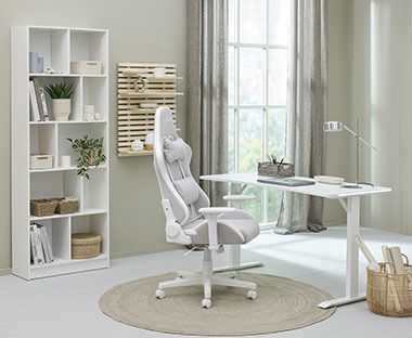Fehér és bézs gamer szék fehér bútorokkal egy dolgozószobában