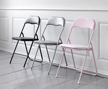 Fekete, szürke és rózsaszín összecsukható székek