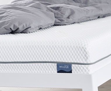 Habszivacs matrac ágyon szürke takaróval