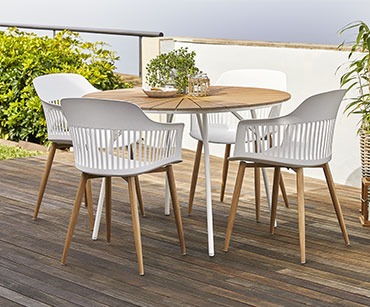 Fehér/natúr asztal fehér kerti székekkel a teraszon