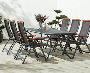 elegáns modern fém asztal székekkel teraszon