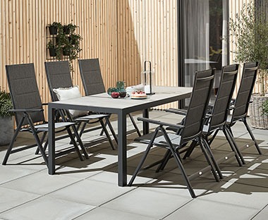 modern fém asztal székekkel teraszon