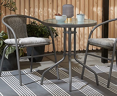 klasszikus elegáns fém asztal székekkel teraszon