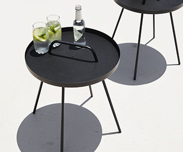 Fekete acél kisasztal pohárral és frissítővel