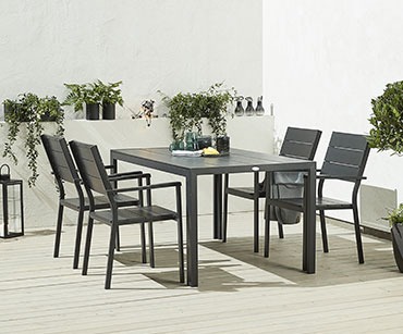 Fekete asztal székekkel a teraszon