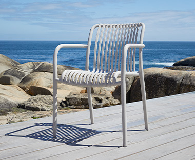 Kerti szék egy teraszon a tengerpart mellett