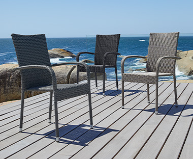 Kerti rakásolható székek egy teraszon a tengerpart mellett