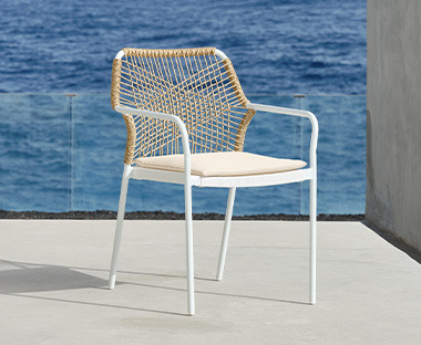 Fehér kerti szék egy teraszon a tengerparton