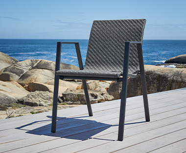 Szürke színű kerti szék egy teraszon a tengerparton