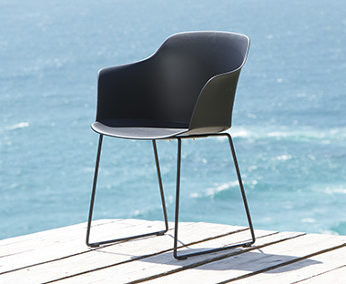 Fekete kerti szék egy teraszon a tengerparton
