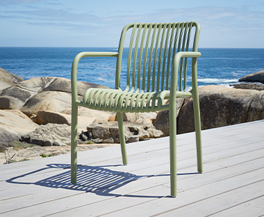 Kerti szék egy teraszon a tengerparton