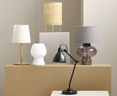 Fehér, szürke, fekete és natúr színű asztali lámpák