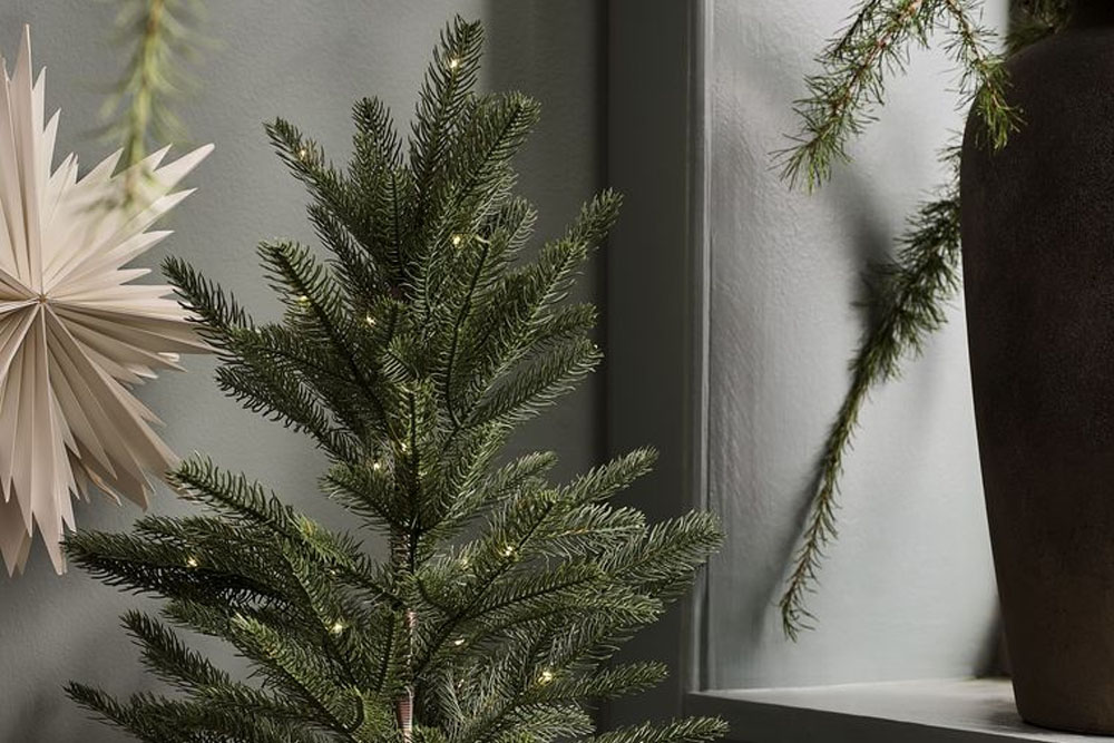 Műfenyők és girlandok