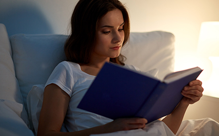 5 jó érv arra, hogy miért olvassunk elalvás előtt