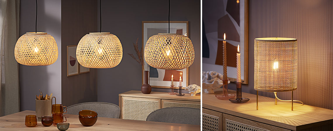 Három bambusz lámpa lóg az étkezőasztal és a rattan asztali lámpa fölött