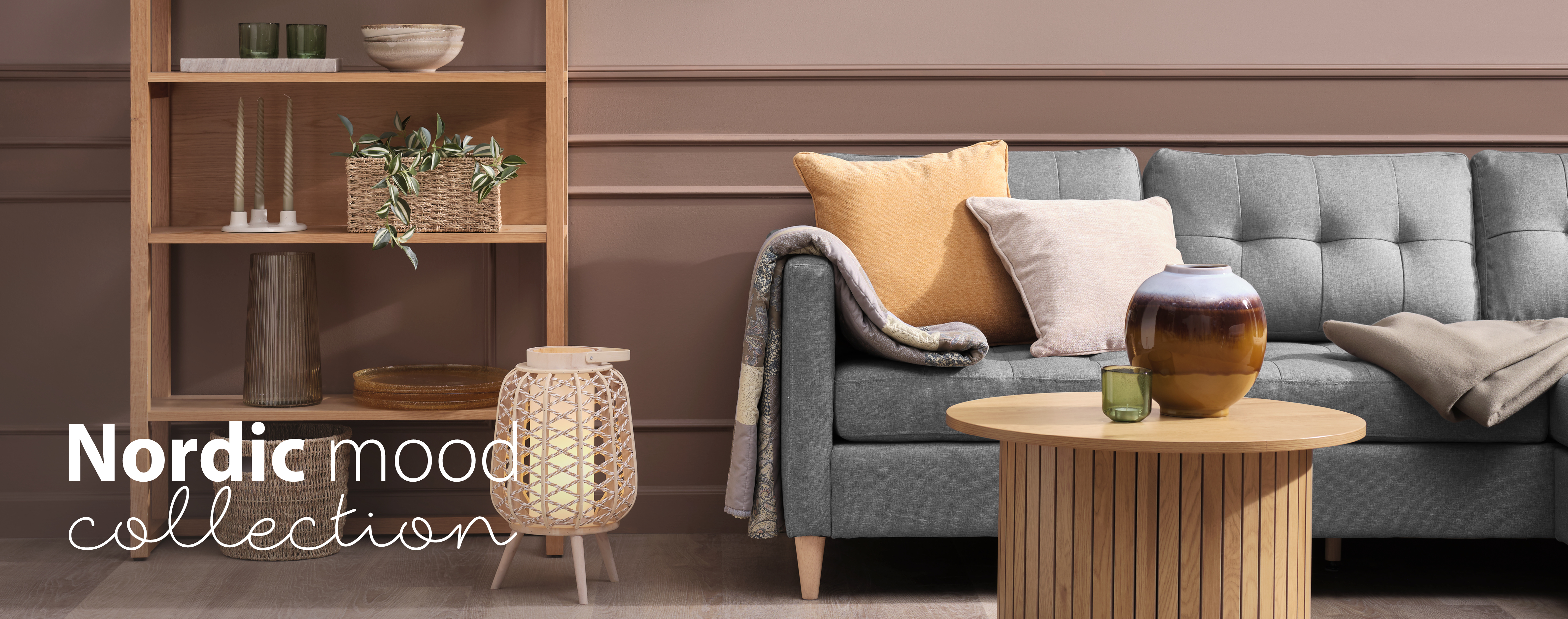 Natúr anyagú bútorok és meleg színek egy otthonban