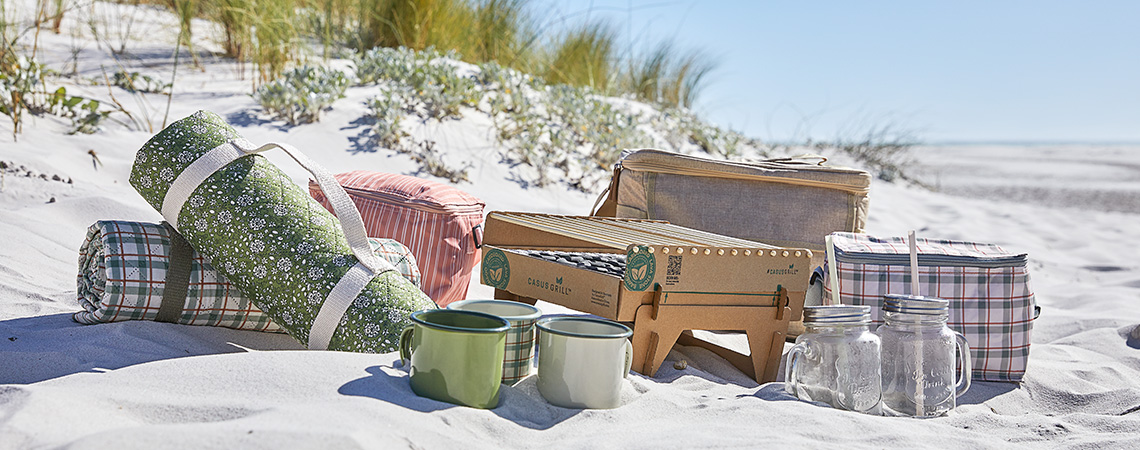Strandtörülköző, pléd és egyéb piknikkellékek a tengerparti utazáshoz
