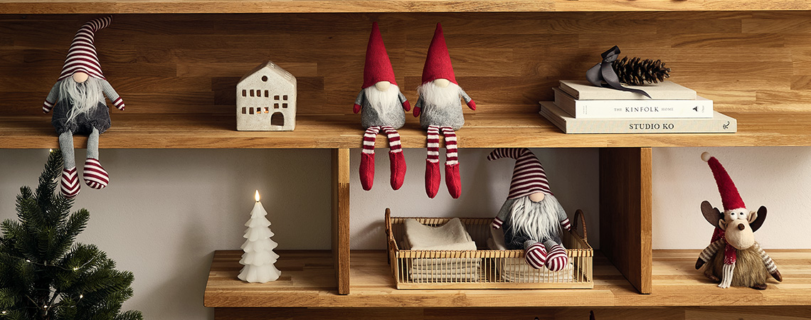 Karácsonyi manók és mikulások egy karácsonyra kidíszített nappaliban