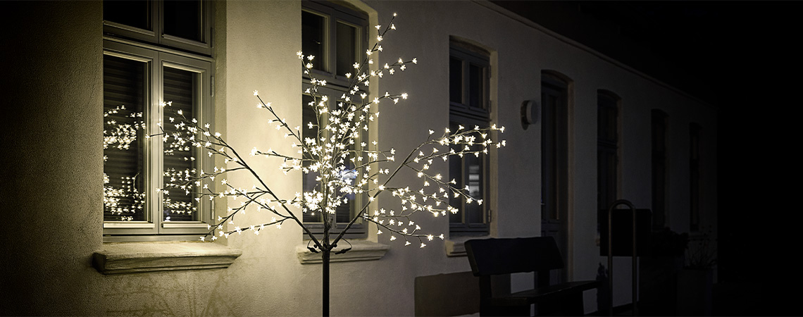 LED világító fa a ház előtt télen