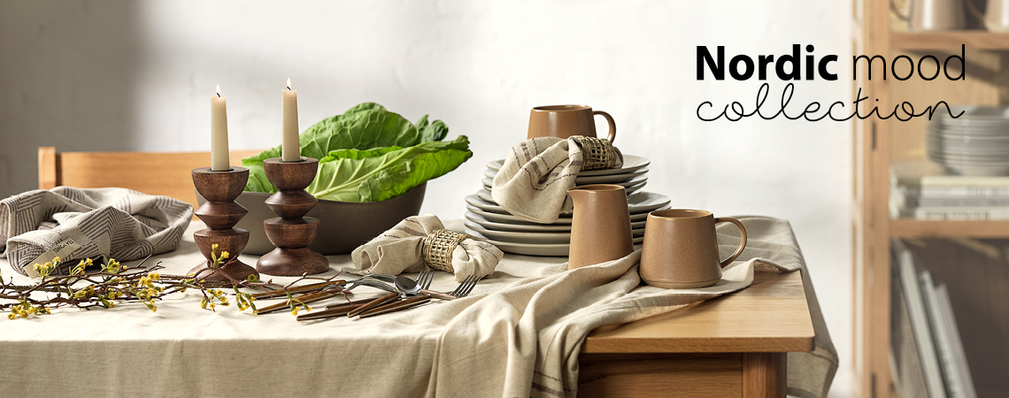 Étkészlet: tányérok, tejkiöntő, textilszalvéták és konyharuha egy étkezőasztalon