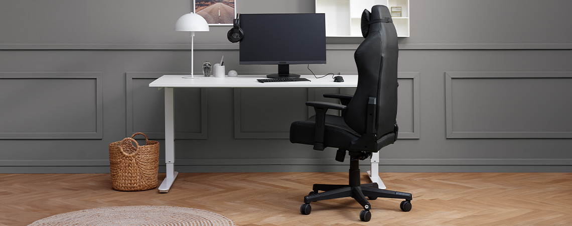 Stílusos, kényelmes és ergonómikus gamer szék egy íróasztallal, monitorral és fülhallgatóval