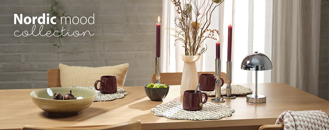 Étkezőasztal tálakkal, bögrékkel, tányéralátétekkel, vázával, gyertyatartókkal és elemes lámpával