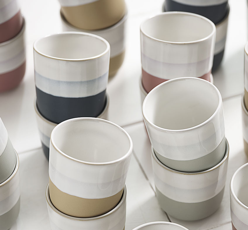 Porcelán bögre különböző színű csíkokkal eltérő árnyalatokban