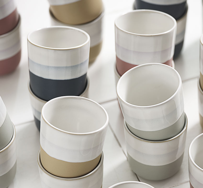 FREDERIK bögre különböző gyönyörű színekben Porcelán bögre különböző színű csíkokkal eltérő árnyalatokban
