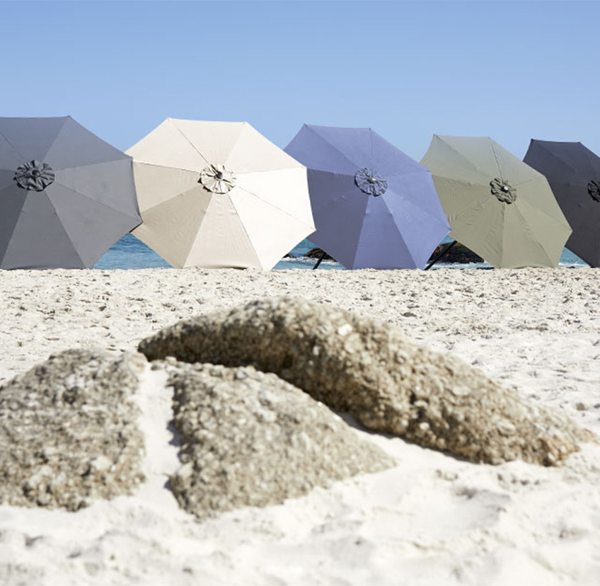 Napernyők különböző színekben a strandon