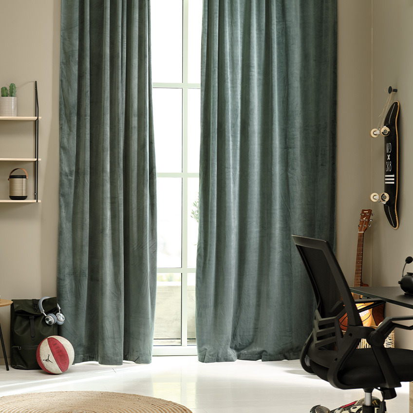 AUSTRA zöld színű bársony függöny egy tinédzser szobájában