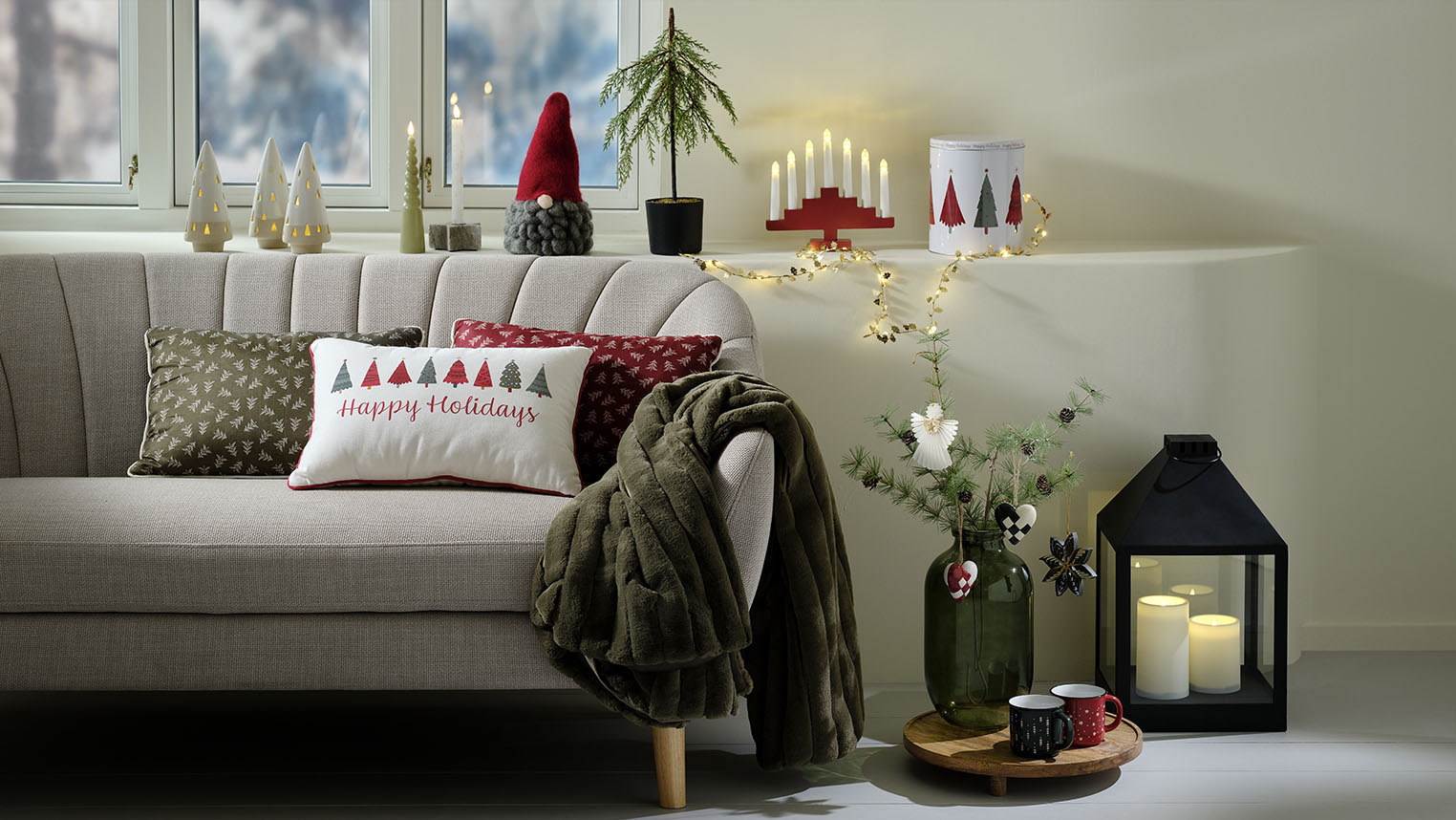 Otthonos nappali hagyományos skandináv dekorációkkal díszítve