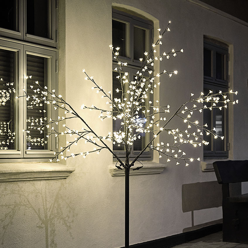 Nagy méretű LED világító fa kint a ház előtt