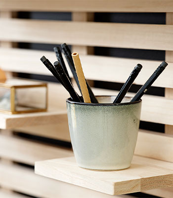 Tölgy színű fali polc bögrével amiben ceruzák vannak