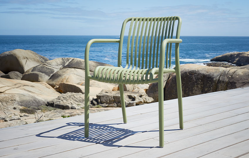 Modern és minimalista megjelenésű műanyag kerti szék