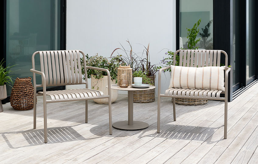 Alumíniumból és acélból készült natúr színű kerti szett asztallal és két székkel