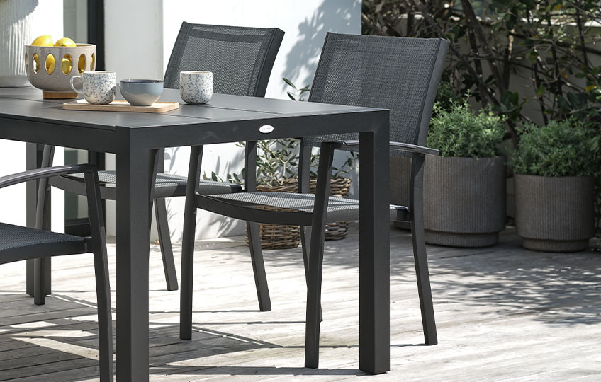 Fekete kerti asztal és kerti székek dekoratív fólia bevonattal
