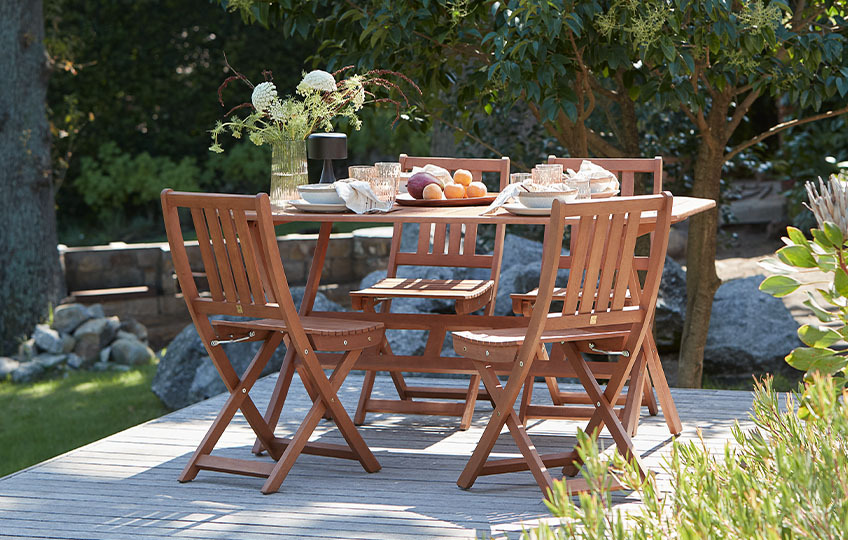 Tömör eukaliptusz kerti asztal és kerti székek a teraszon