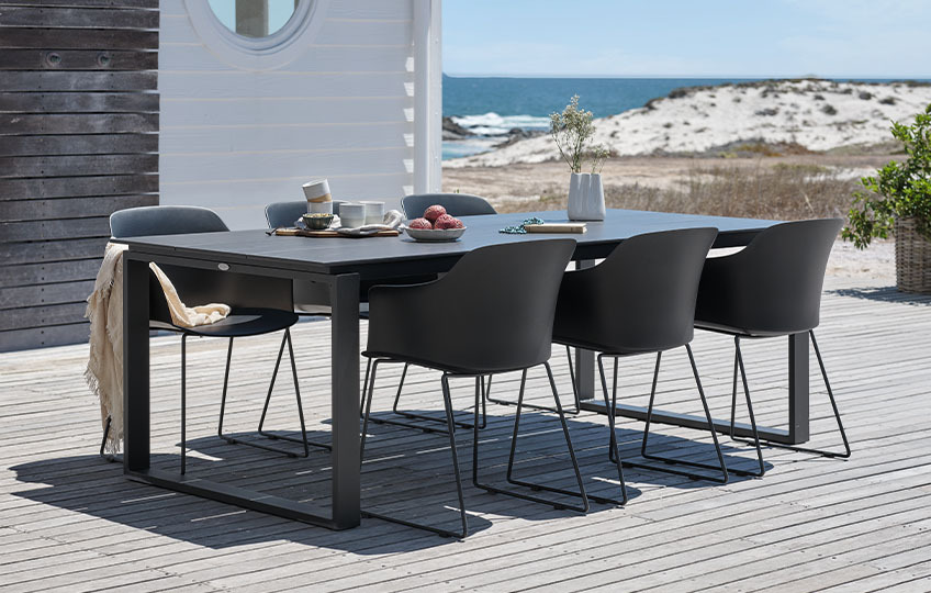 Nagyméretű kerti asztal és székek a tengerparti teraszon