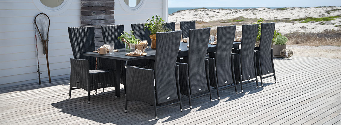 Nagyméretű kerti asztal és székek 10-12 embernek a tengerparti teraszon
