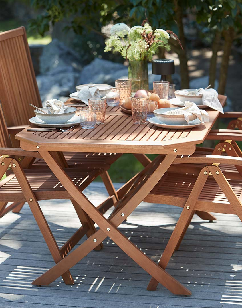 Tömör eukaliptuszból készült kerti asztal és kerti székek a teraszon