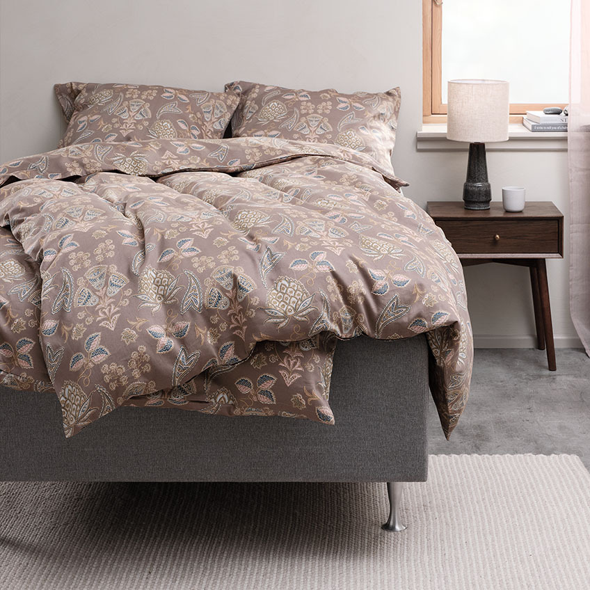 Pamut ágyneműhuzat paisley dizájnnal az ágyon a hálószobában