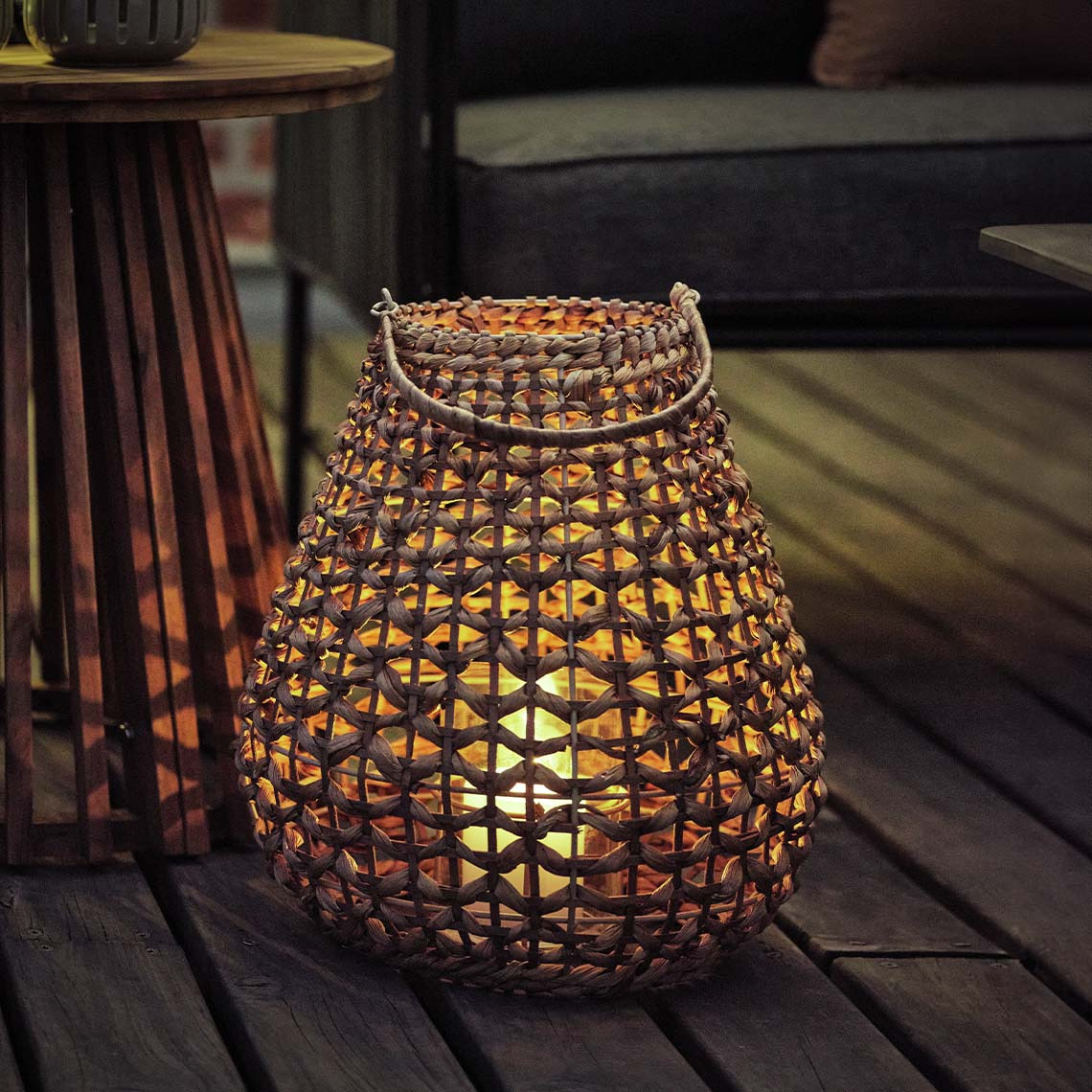 ROVTERNE lámpás Kültéri rattan hatású lámpás vízijácintból egy teraszon