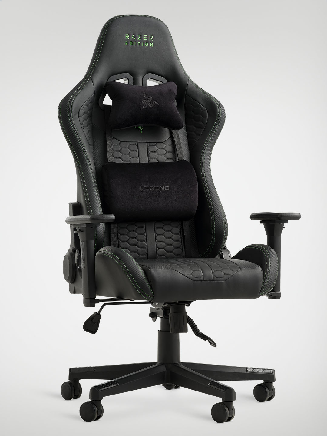 TYPE Z – RAZER EDITION™ BY LEGEND gamer szék Egy fekete Razer gamer szék magas háttámlával, állítható karfákkal és puha párnákkal rendelkezik az ergonomikus tartás és kényelem érdekében.