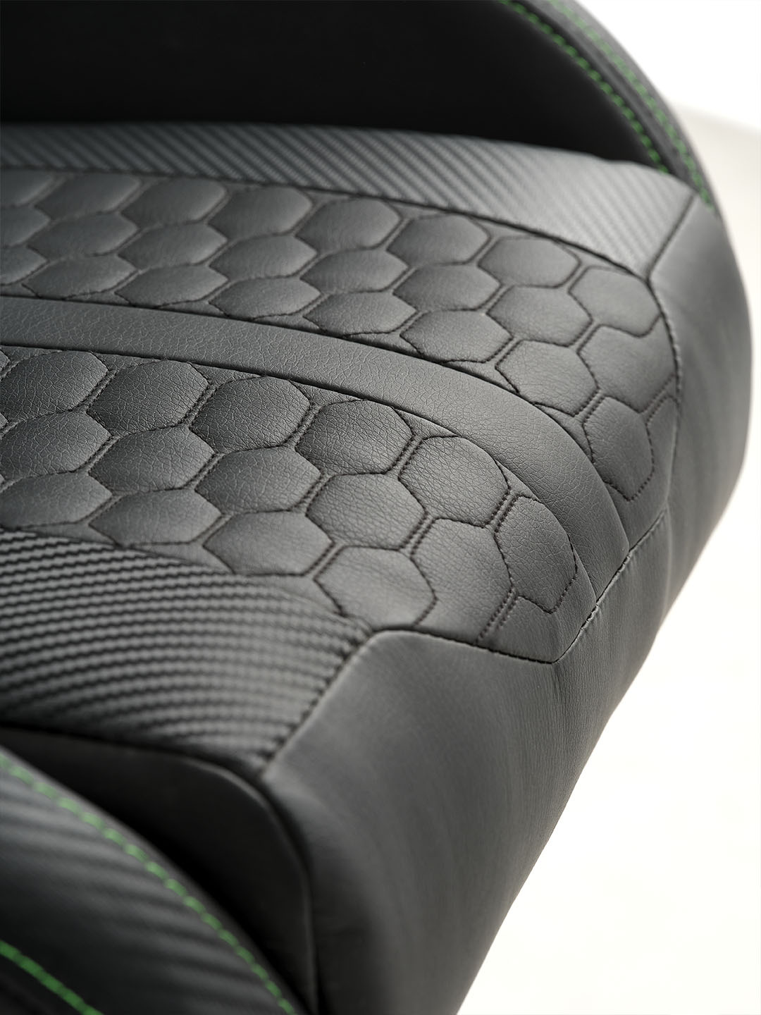 TYPE Z – RAZER EDITION™ BY LEGEND gamer szék Fekete Razer gamer szék ülés kiemelkedő hatszögletű mintázattal és karbonszálas díszítésekkel.