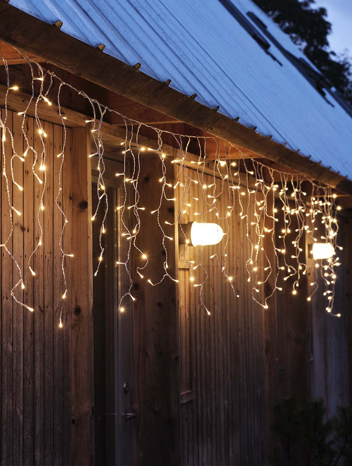 SNOTRA fényfüzér beépített időzítővel Fényfüzér világít a sötétségben, egy falra lógatva