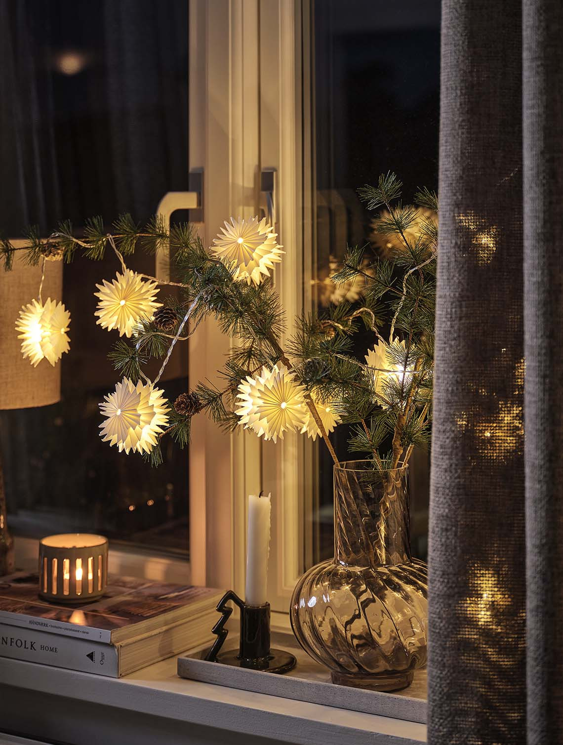 PLATIN csillag alakú fényfüzér beépített időzítővel Csillag formájú fényfüzér fenyőágakon elhelyezve egy vázában az ablakpárkányon, éjszaka