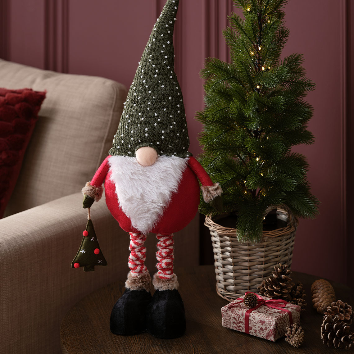 Skandináv karácsonyi manó kerek orral, fehér szakállal és pöttyös sapkával